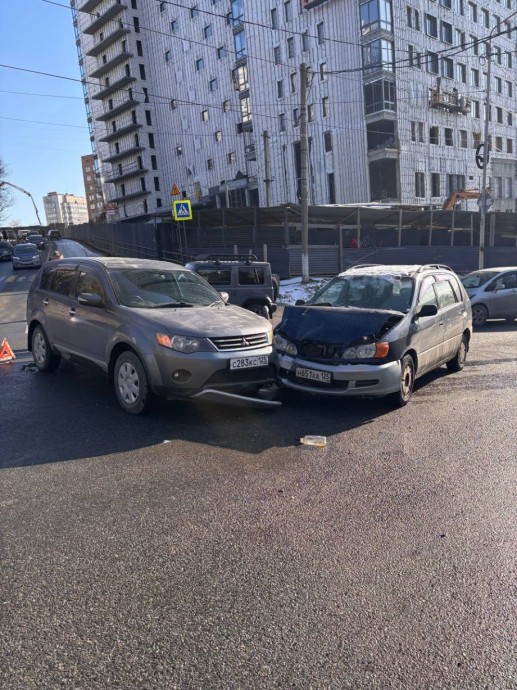 Невнимательность водителя привела к ДТП во Владивостоке Невнимательность водителя привела к ДТП во Владивостоке