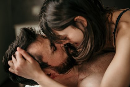 В интернете годами высмеивают мужчин, которые быстро достигают оргазма. Сколько на самом деле должен длиться половой акт?