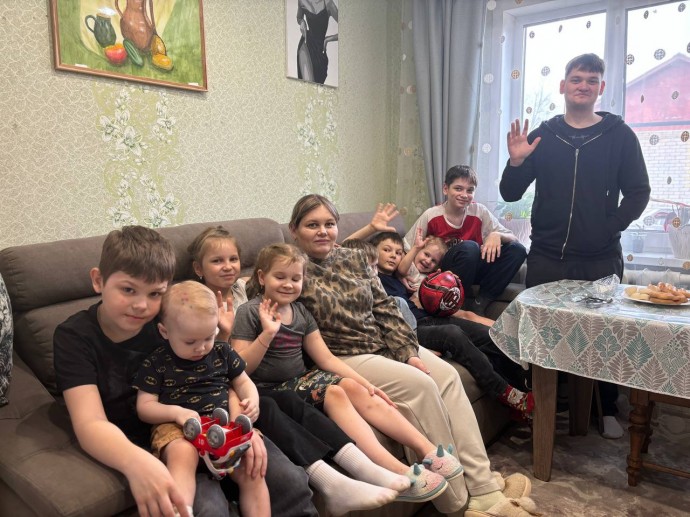 Шьют одежду, держат кроликов, танцуют, играют в хоккей: как живет костромская семья с 11 детьми