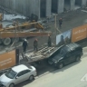 В Южно-Сахалинске забор стройки рухнул на припаркованные автомобили
