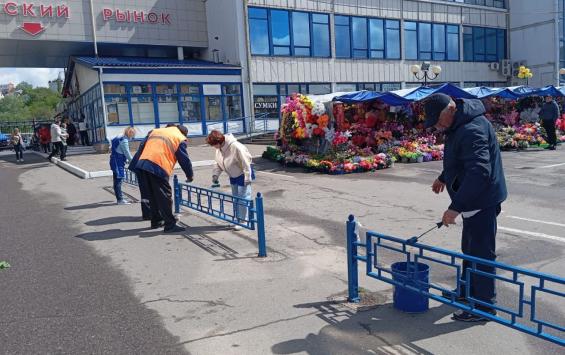 Сотрудники курских рынков приняли участие в месячнике чистоты