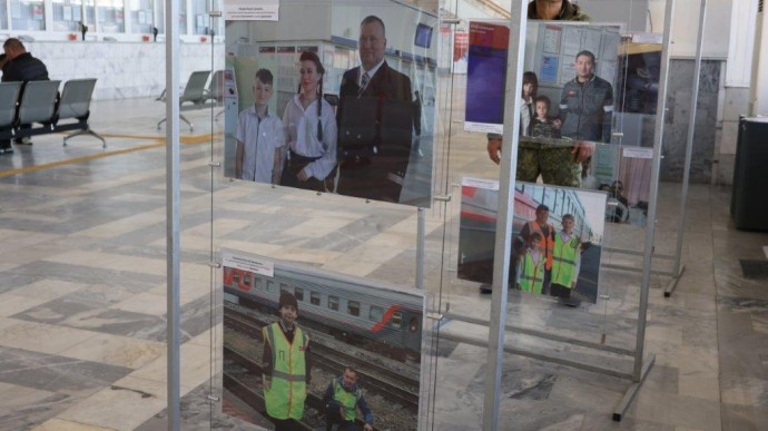Фотовыставка «Мой папа – железнодорожник!» открылась на железнодорожном вокзале Астрахани