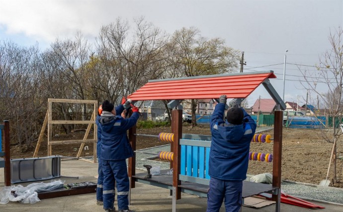 В Луговом по просьбе жителей обустраивают универсальную спортивную площадку В Луговом по просьбе жителей обустраивают универсальную спортивную площадку