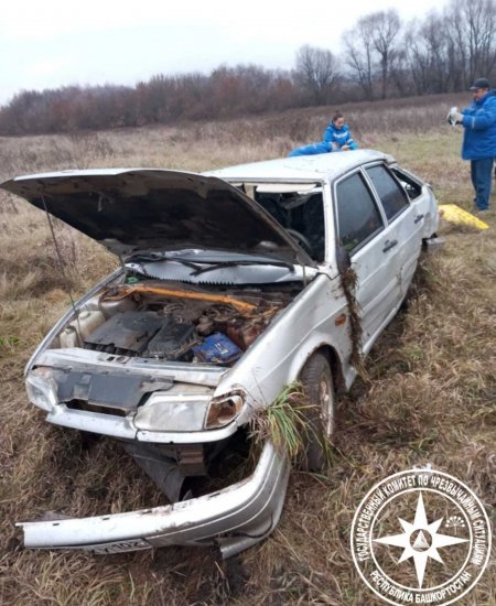В Башкирии два человека пострадали из-за съезда автомобиля в кювет