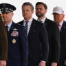 Трамп пришел на передачу тел первых убитых в иранской войне в гольф-кепке USA
