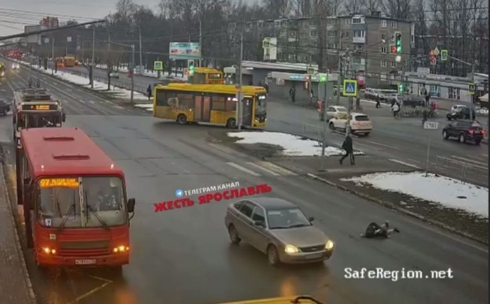 В Ярославле сбили подростка, перебегающего дорогу на красный свет
