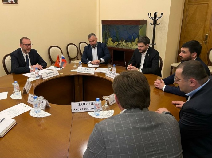 Вице-губернатор Константин Звоник встретился с представителями Республики Абхазия в Смольном