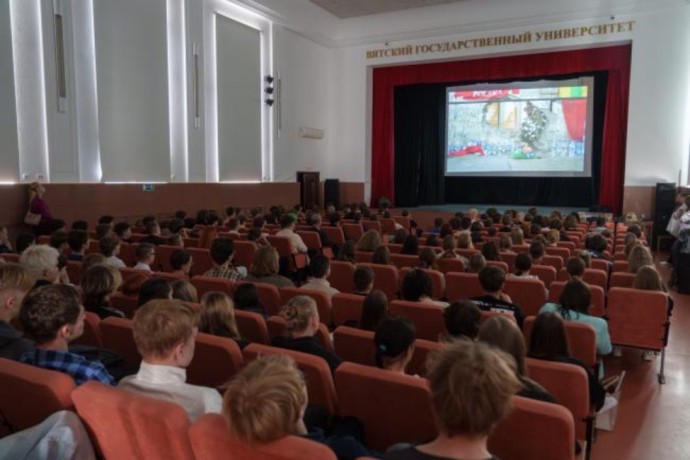 «Дата, которая не имеет права на забвение»: в ВятГУ почтили память жертв теракта в Беслане «Дата, которая не имеет права на забвение»: в ВятГУ почтили память жертв теракта в Беслане
