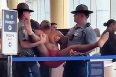 Мужчина снял одежду в аэропорту США, станцевал голышом и попал на видео