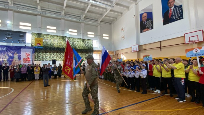 Знамя Победы встретили в Среднеколымском районе Якутии