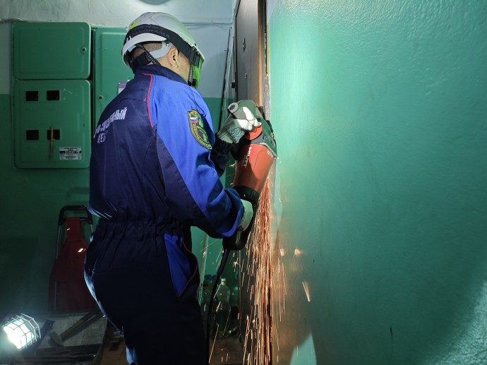 Пензенские спасатели вскрыли квартиру на улице Аустрина