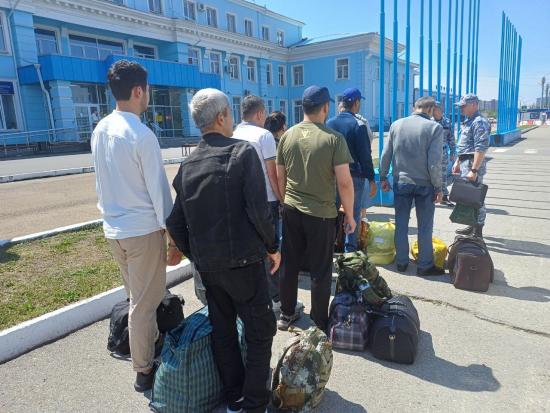 Несколько десятков мигрантов выдворили из Кузбасса