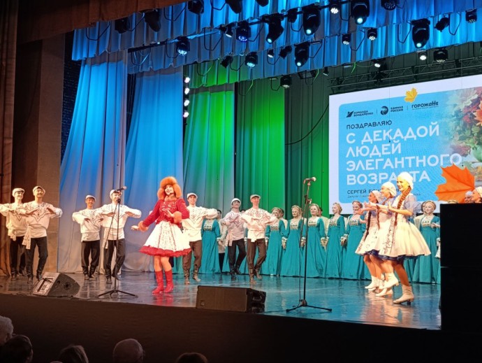 Депутат Новосибирского горсовета спел для пенсионеров в рамках Декады пожилого человека