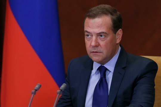 Медведев: украинское руководство обсудит в Париже количество «европейских гробов»