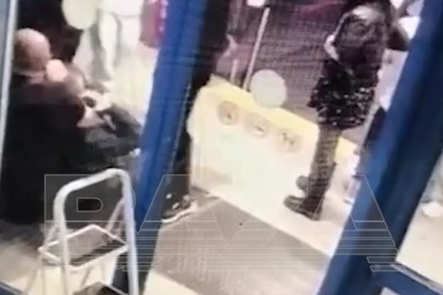 У клуба в Москве произошла драка с участием слепого мужчины