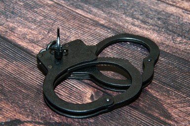 Упавшего с пятиметровой высоты на работе строителя арестовали за мат в метро Москвы