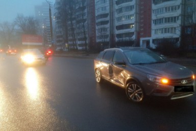 На Краснинсуком шоссе в Смоленске водитель «Весты» пострадал в ДТП