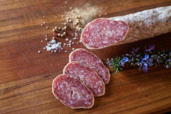 Заменители мяса, крахмал и соя. Названы марки колбасы, которые лучше не брать