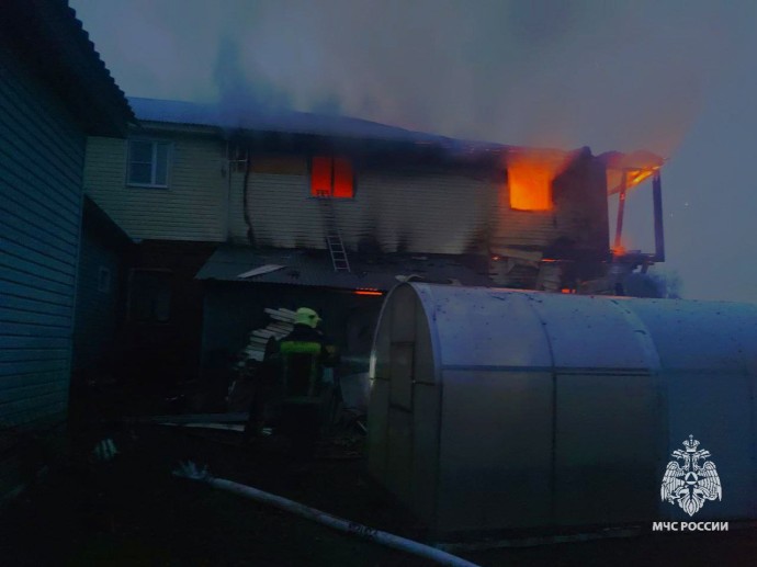 Мужчина получил ожоги на пожаре в деревне Крюковка