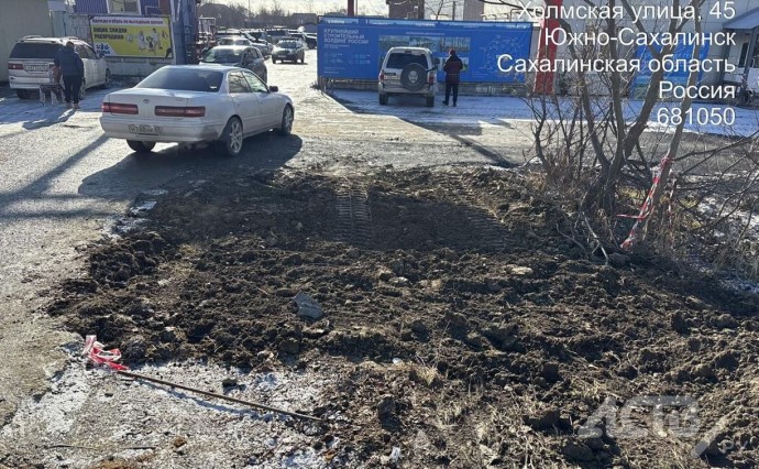 Яму на дороге в Южно-Сахалинске, в которую могли провалиться автомобили, засыпали