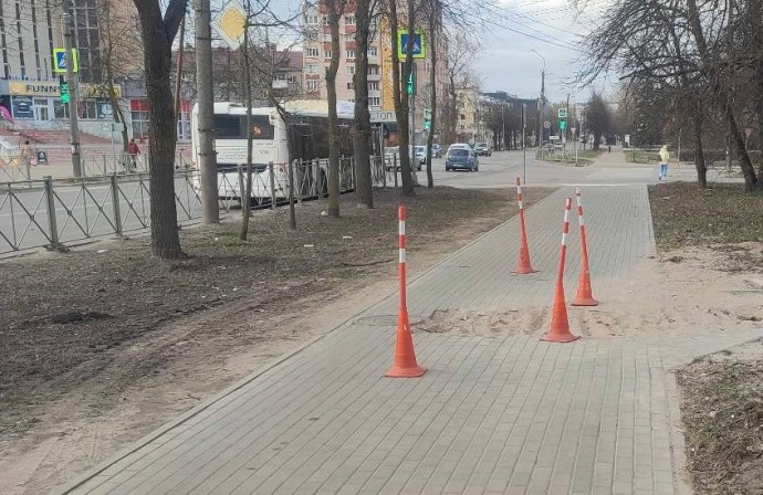 В Великом Новгороде электросамокатчик упал на тротуар и получил травмы