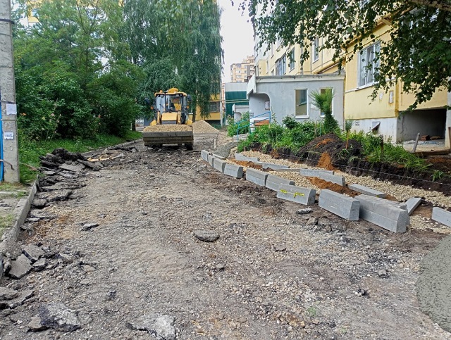 В Пролетарском районе Саранска ведутся работы по благоустройству дворовых территорий по 9 адресам