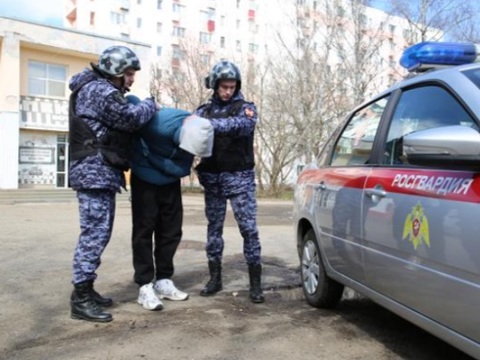 В Саранске ревнивец топором пытался прорубить вход в квартиру, где была его девушка