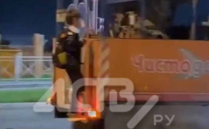 В Южно-Сахалинске ребёнок катался, прицепившись сзади к поливальной машине В Южно-Сахалинске ребёнок катался, прицепившись сзади к поливальной машине