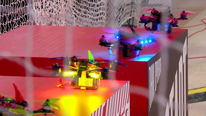 В Петербурге прошли первые открытые соревнования пилотов дронов В Петербурге прошли первые открытые соревнования пилотов дронов