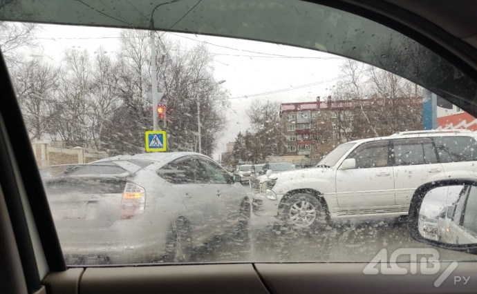 Внедорожник и Toyota Prius столкнулись на перекрёстке в Южно-Сахалинске