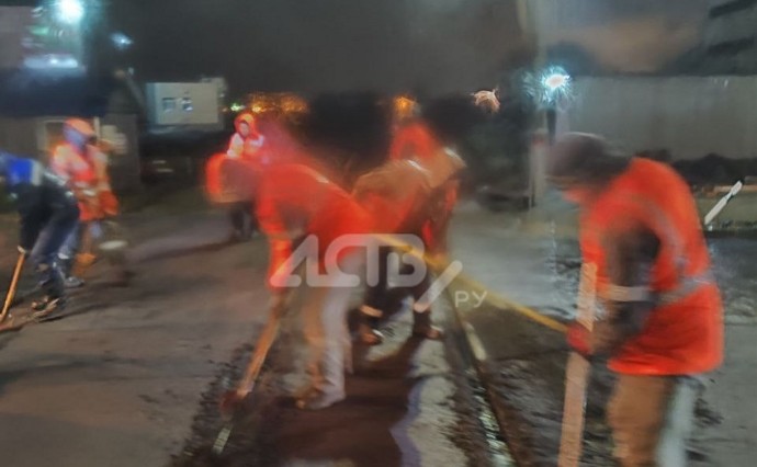 Ремонт ж/д переезда заставил пассажиров автобуса в Южно-Сахалинске постоять 3 часа