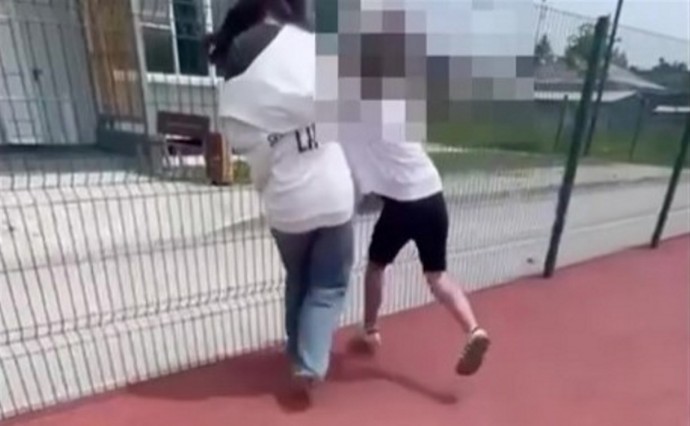 "За слова поясни": на Сахалине компания подростков снимала на видео избиение девочки