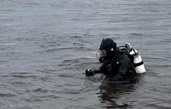 В Намском районе водолазы ищут мужчину, выпавшего из лодки