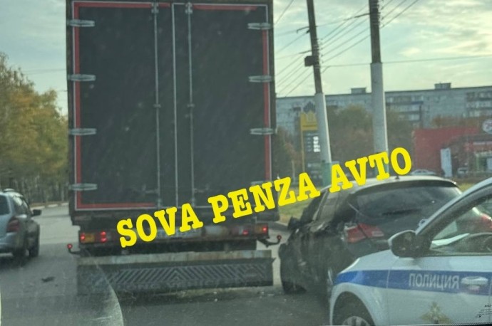 Жесткое ДТП на проспекте Строителей в Пензе: легковушка врезалась в грузовик Жесткое ДТП на проспекте Строителей в Пензе: легковушка врезалась в грузовик