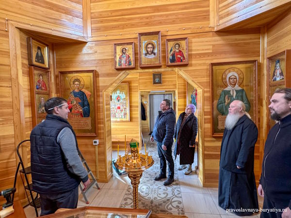 Митрополит Иосиф передал в дар храму в Улан-Удэ уникальные иконы
