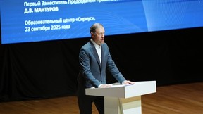 Денис Мантуров посетил образовательный центр «Сириус»