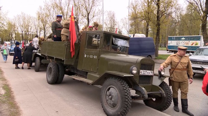Горожане с портретами героев Великой Победы проехали на ретро-автомобилях по центру Петербурга