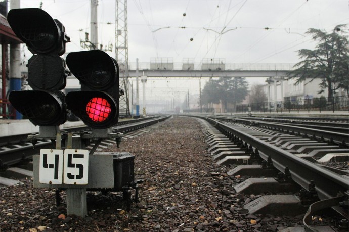 Под Новосибирском на участке железнодорожного пути повредилась насыпь Под Новосибирском на участке железнодорожного пути повредилась насыпь