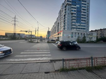 В Якутске водитель сбил двух пешеходов на перекрестке