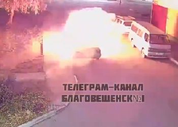 В Благовещенске вспыхнула припаркованная машина