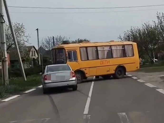 В ДТП со школьным автобусом в Борисовке пострадала девочка