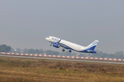 Самолет с десятками пассажиров на борту ударился хвостом о взлетную полосу при посадке