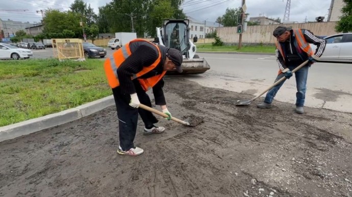 В Кирове коммунальщики круглосуточно устраняют последствия сильного ливня