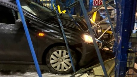 Пьяный водитель протаранил шлагбаум и врезался в пост охраны в Ленобласти