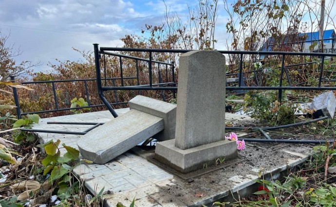 В Холмске установили виновника разрушений на кладбище: это оказалось ДТП, а не вандализм В Холмске установили виновника разрушений на кладбище: это оказалось ДТП, а не вандализм