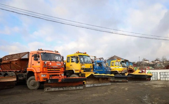 Больше 100 спецмашин будут расчищать зимой от снега Корсаковский район