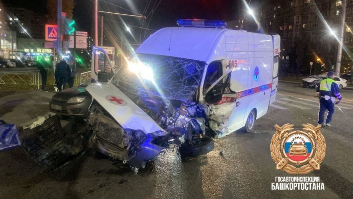 В Уфе произошла страшная авария с участием автомобиля скорой помощи