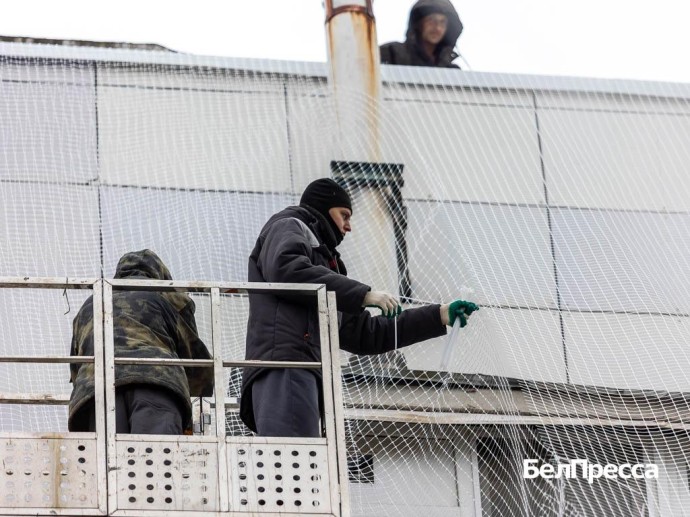 В Шебекино продолжают устанавливать на многоквартирные дома антидроновые сети В Шебекино продолжают устанавливать на многоквартирные дома антидроновые сети