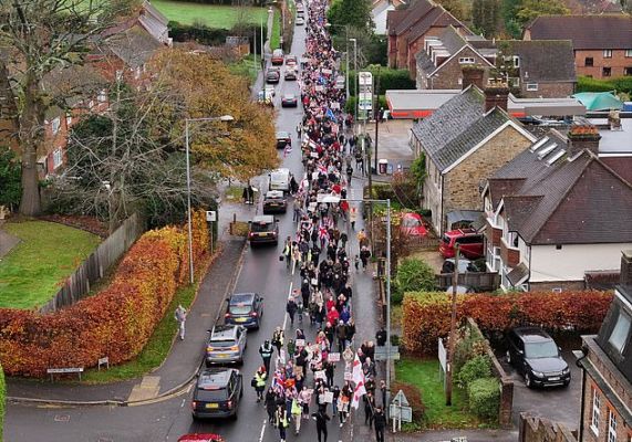 В британском городе прошел массовый митинг против мигрантов мужского пола В британском городе прошел массовый митинг против мигрантов мужского пола