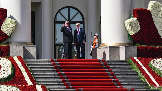 Путин поблагодарил Рахмона за внимательное отношение к русской культуре Путин поблагодарил Рахмона за внимательное отношение к русской культуре